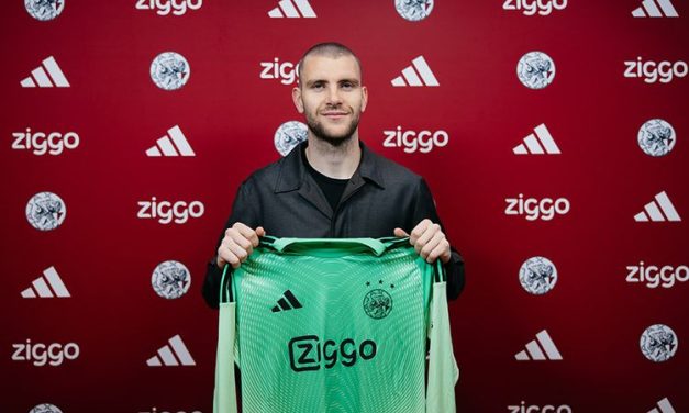 Maarten Paes Berpeluang Isi Kiper Utama Ajax