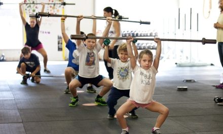 Latihan Angkat Beban Tak Membuat Anak Tumbuh Pendek