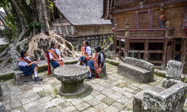 Rumah Adat Dan Batu Persidangan Di Huta Siallagan