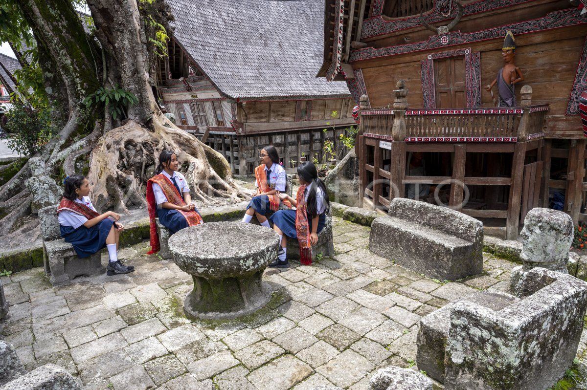 Rumah Adat Dan Batu Persidangan Di Huta Siallagan