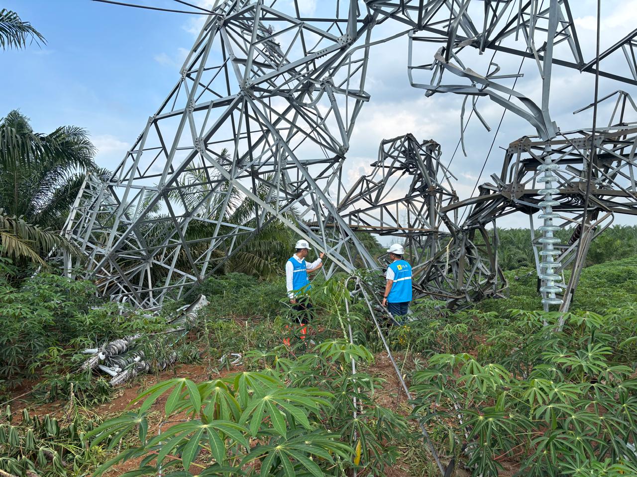 Hujan Lebat Dan Angin Kencang Rusak 12 Tower Transmisi