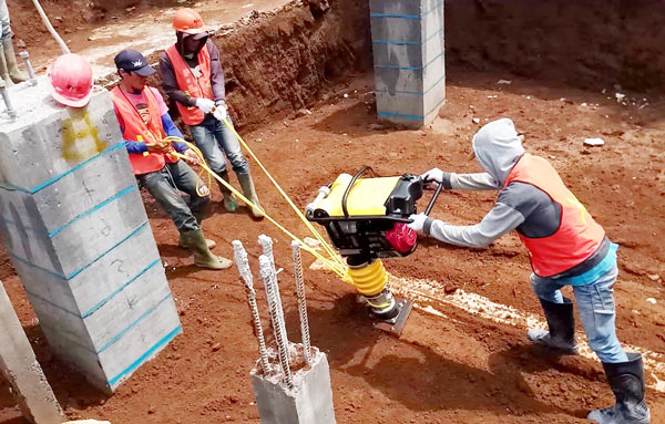 Pekerja Konstruksi: Peran Berbagai Profesi Proyek Bangunan