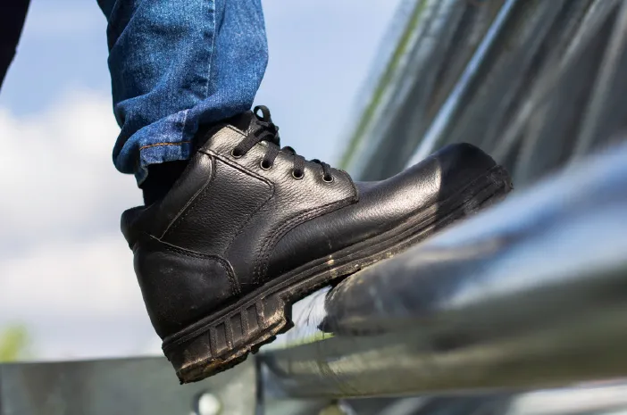 Sepatu Safety: Perlindungan Kaki Di Berbagai Lingkungan Kerja
